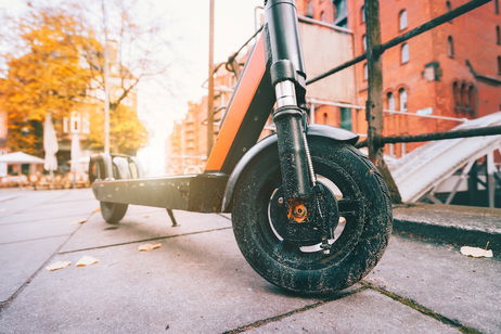 ¿Me pueden multar por aparcar el patinete eléctrico en la acera?