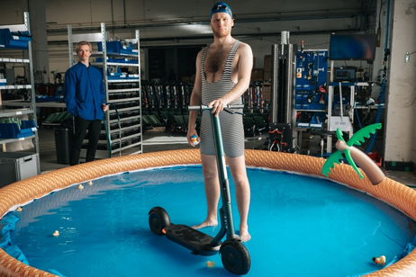 Este patinete eléctrico es el más inteligente del mercado: te detecta cuando estás cerca y se desbloquea solo