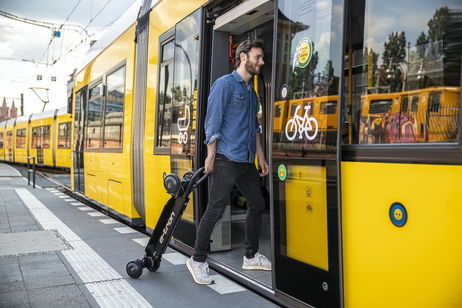 Llevar un patinete eléctrico en el tren: normativa en Renfe, Iryo y Ouigo Llevar un patinete eléctrico en el tren: normativa en Renfe, Iryo y Ouigo